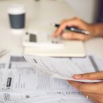Apa yang dimaksud dengan invoice jasa? Bagaimana cara membuat dan contoh invoice jasa? Simak selengkapnya dalam artikel ini!