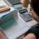 Ketika menjalankan bisnis, invoice merupakan salah satu bagian penting yang harus kamu perhatikan. Invoice sendiri merupakan dokumen yang diberikan kepada pembeli oleh penjual untuk menagih pembayaran. Invoice atau yang juga disebut juga sebagai faktur memiliki format pembuatan yang berbeda-beda. Kamu bisa mengikuti contoh invoice tagihan yang tersedia di internet atau membuatnya sendiri.